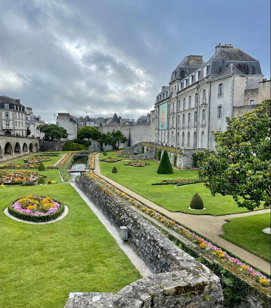 Laroche Grand Duplex Dans Le Centre Historique Avec Garage Apartment Vannes Bagian luar foto